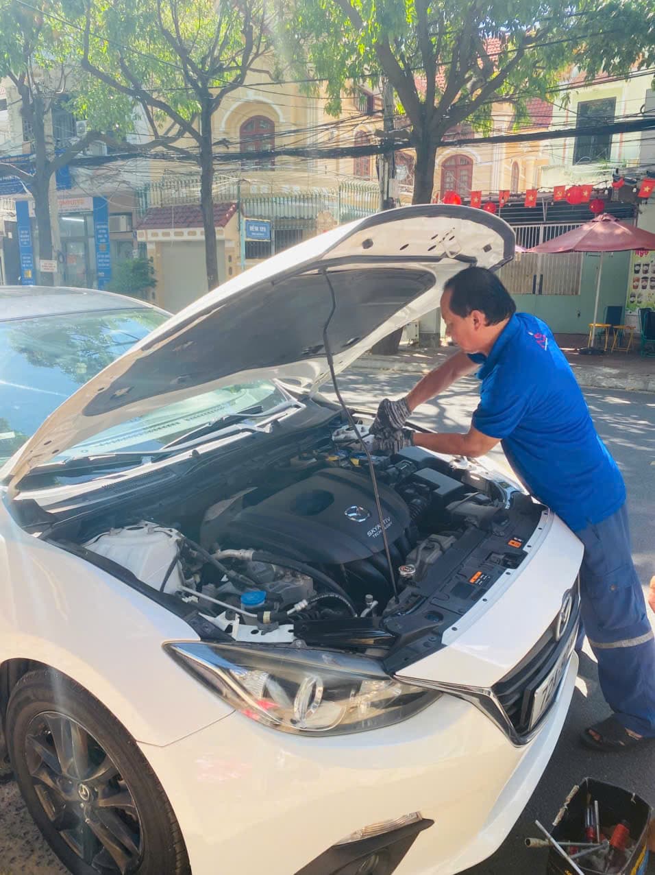 Kỹ thuật viên thay ắc quy tận nơi cho xe Mazda