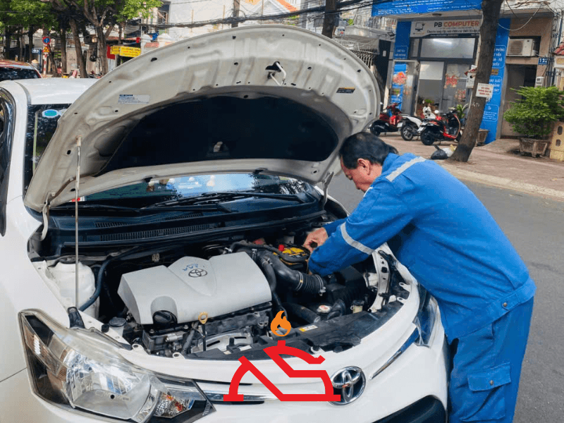 Kỹ thuật viên thay ắc quy ô tô